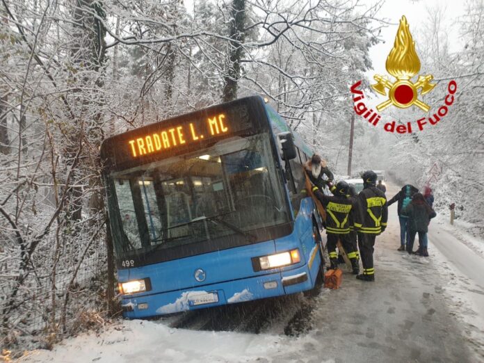 autobus fuori strada neve