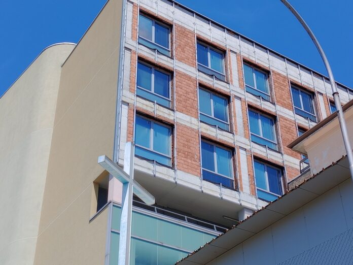 Facciata Ospedale del Ponte senza copertura
