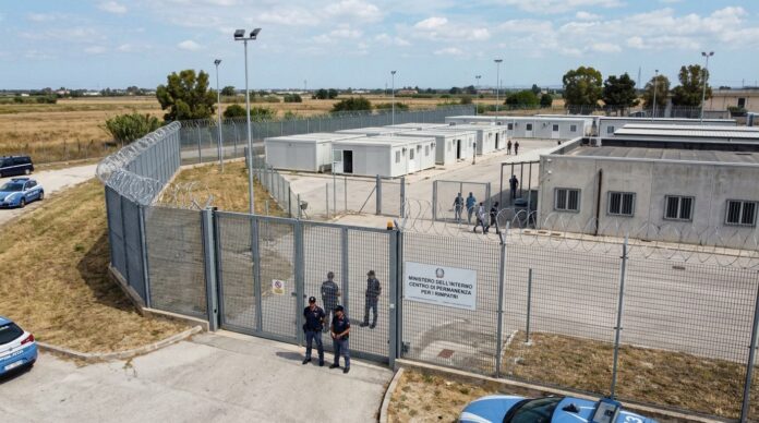 Centro per Rimpatri (foto generata con AI)