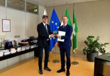 Milano, scontri in piazza: il Consiglio regionale premia il dirigente di polizia ferito
