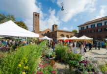 Milano, al via la 22ª edizione di “Flora et Decora”: piazza Sant’Ambrogio si trasforma in un giardino urbano