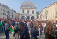 Brescia, la protesta degli studenti sfida i divieti: il corteo ‘strappa’ e invade Piazza della Loggia