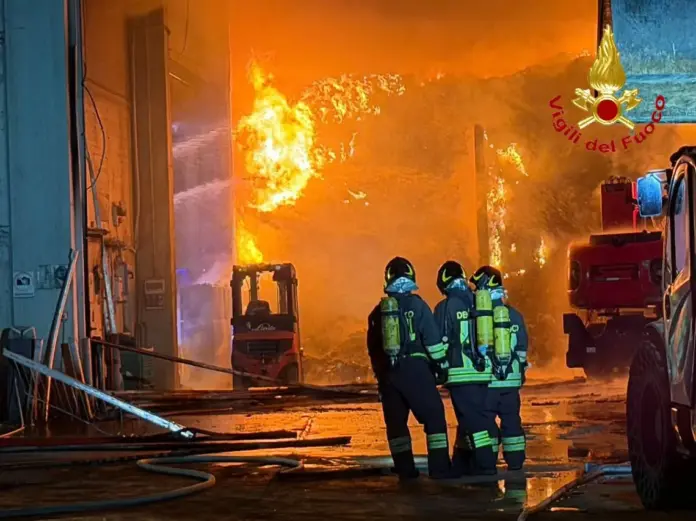 arcisate_incendio_ditta_01-1793043001184.jpg--incendio_in_una_ditta_ad_arcisate__l_intervento_dei_vigili_del_fuoco