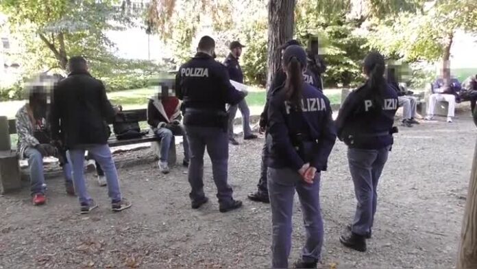 polizia controlli giardino villa agugusyta varese